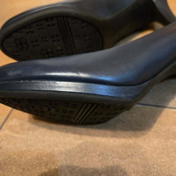 Naturalizer heels. - Picture 3 of 4